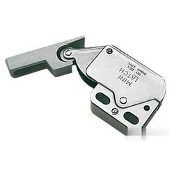 Chiusura a scatto per antine