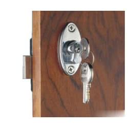 Con pomello, chiave Yale esterna. Blocco pomello dall'interno